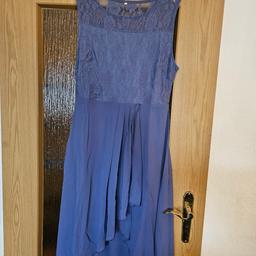 Blaues L Abendkleid verfügbar auch in XL
Retoure A Ware