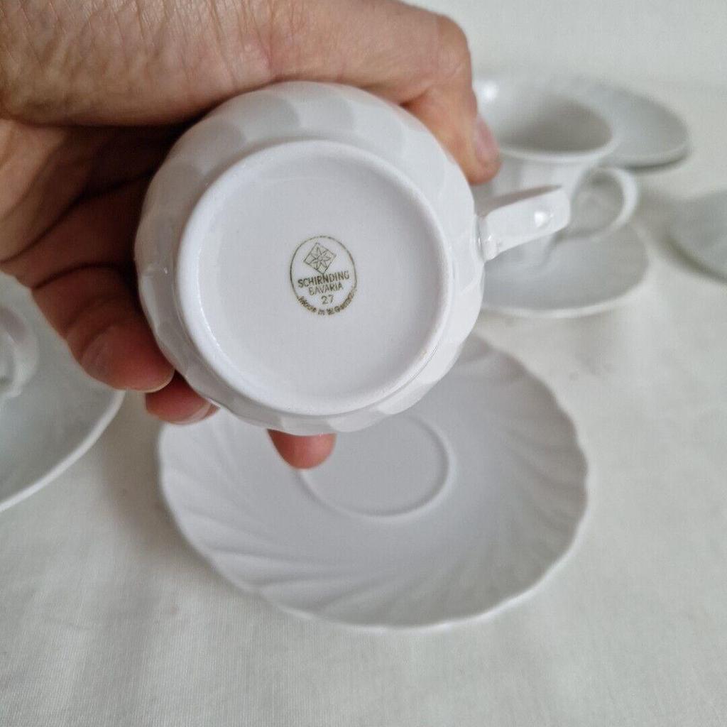 Das Schirnding Bavaria Porzellan Form Dresden Weiß 18-teilige Kaffeeservice bietet alles, was man für eine stilvolle Kaffeepause benötigt. Das Set enthält Teller, Tellerset, Kaffeekanne, Kuchenteller und Milchkännchen und besteht aus hochwertigem Porzellan. Mit seiner klassischen weiß-glänzenden Optik und der filigranen Formgebung passt es perfekt zu jeder Einrichtung und verleiht Ihrem Kaffeetisch das gewisse Etwas. Das Service eignet sich sowohl für den täglichen Gebrauch als auch für besondere Anlässe und ist ein zeitloses Geschenk für jeden Liebhaber schöner Tafelkultur.
1 Kaffekanne mit Deckel
1 Deckel
1 Milchkännchen
1 kleine Schale
4 Tassen
6 Unterteller
2 Kuchenteller
2 Kuchenteller mit kleinen Fehler.
Als Set alles zusammen.

Alles weitere gerne per Mail.
Bitte sehen Sie sich auch meine anderen Anzeigen an.
Privatverkauf keine Garantie oder Rücknahme.