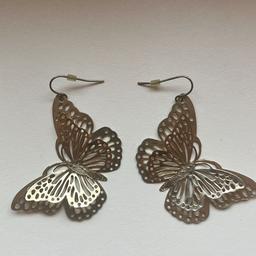 Ohrringe Schmetterlinge Farbe Silber/Gold 2€
Versand oder Selbstabholung
Übergabe in Bruck an der Leitha/Flughafen Wien möglich