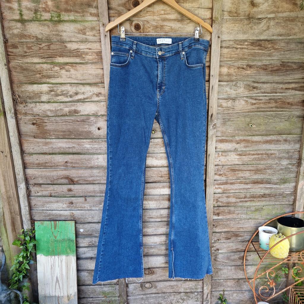 New, tagged, and unworn Primark size 16 jeans. High waisted. Flared leg with inner seam split ankle. Stretchy. Classic blue. 5 pockets. Belt loops.
98% cotton 2% elastene
Made using 15% recycled cotton