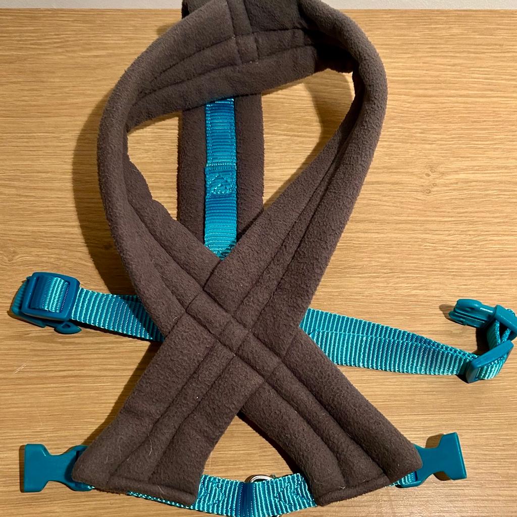 1 x Trixie Premium Touring Dog Harness
Size S / M - Ocean / Grey - No Packaging
Tried On Only - Too Big ! (Rrp £15)
Please Check Measurements Before Purchase .
Size S/M = Chest Size 40 cm - 60 cm .
* Premium Padded Dog Harness .
* Made From Quality Material .
* Padded For Extra Comfort .
* Easy To Fit .
* Large Clips For Easy Fastening .
* Adjustable Within It’s Own Size Range .
* Metal D Ring For Attaching Your Dog’s Lead
Other Items To Follow - Can Combine Postage .
Grab Yourself A Bargain !
£5.99