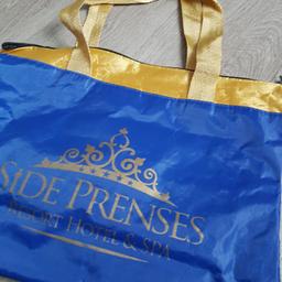 Unbenutzte Große elegante Strandtasche & Kosmetiktasche gold/blau
innen eine kleine Seitentasche
Ca. 42x35x11 cm
zum umhängen
Tierfreier Nichtraucherhaushalt Verkauf ohne Gewährleistung und Rücknahme