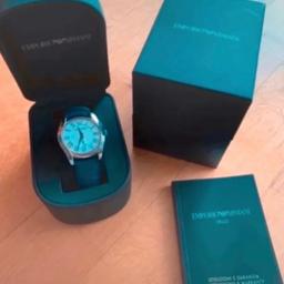 Uhr von Emporio Armani, blaues Lederarmband, in absolutem Top Zustand, keine Kratzer. Die Uhr wurde länger nicht getragen, daher ist eine neue Batterie notwendig.