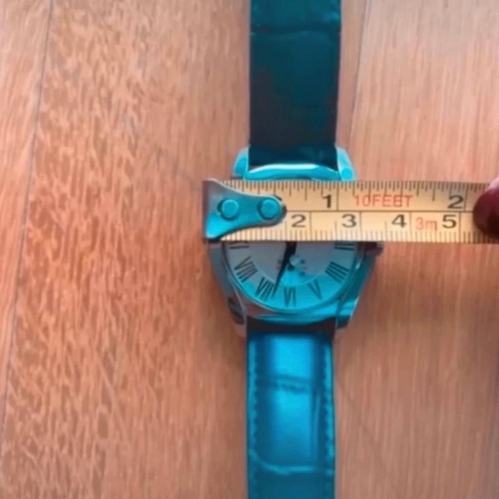 Uhr von Emporio Armani, blaues Lederarmband, in absolutem Top Zustand, keine Kratzer. Die Uhr wurde länger nicht getragen, daher ist eine neue Batterie notwendig.
