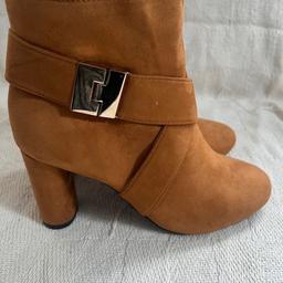 These boots are new, never been worn. They would look great under leggings or jeans. Has shiny gold buckle detail on the side. The heel is about 4"
. More of a mustard colour.