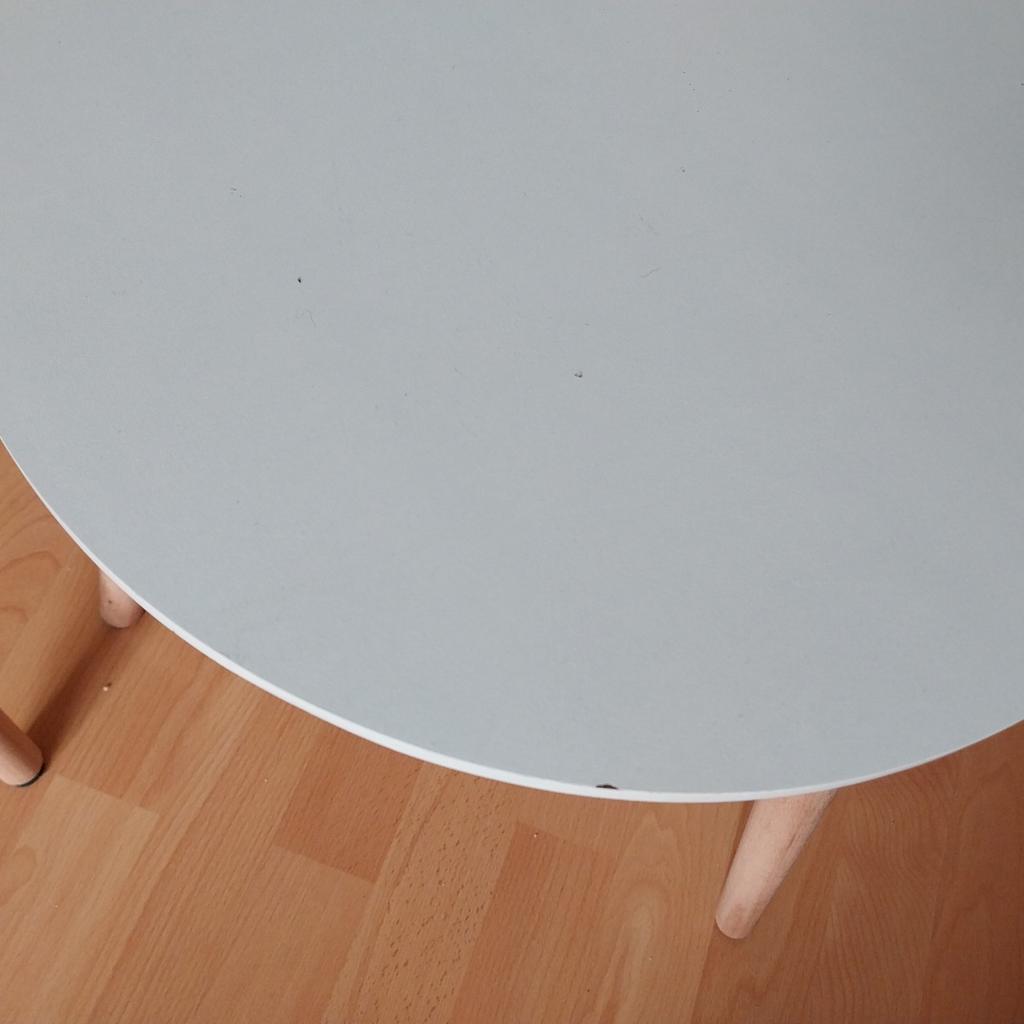 2 kleine Tische rund
Maße
Höhe 40 cm
Durchmesser 40 cm