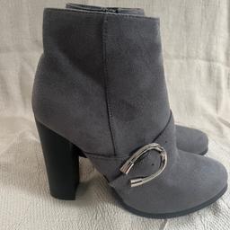 These are brand new and never been worn .
Would look great with leggings or jeans. Makes you stand taller and well poised. Heels are about 4" . Material is faux suede.
Open to reasonable offers