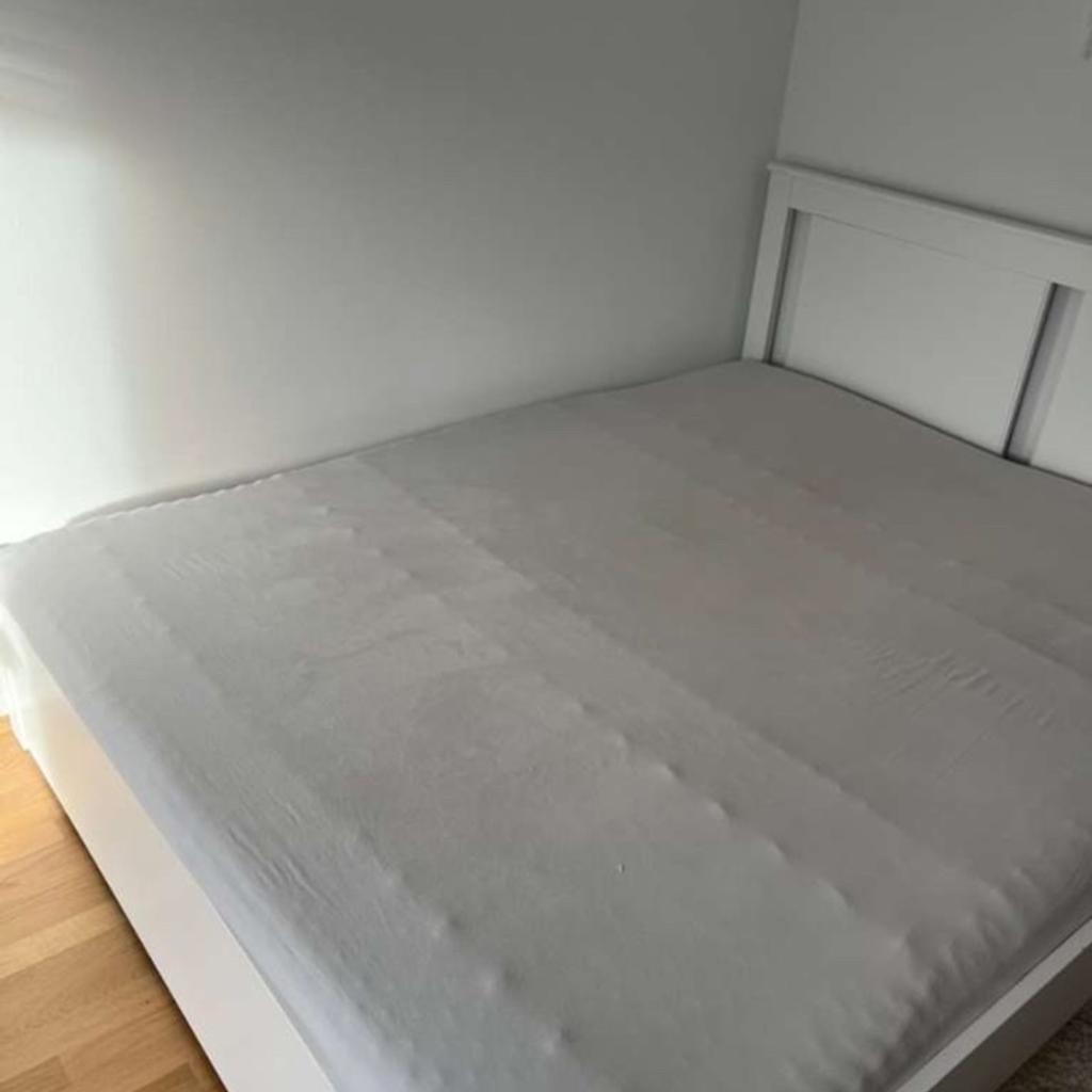 Verkaufe ein neuwertiges Bett (vor 1 Monat gekauft) inkl. Lattenrost und Matratze aufgrund eines Umzuges.

160x200 Liegefläche

Bett ist für den Transport abgebaut und passt gut in einen normalen PKW.