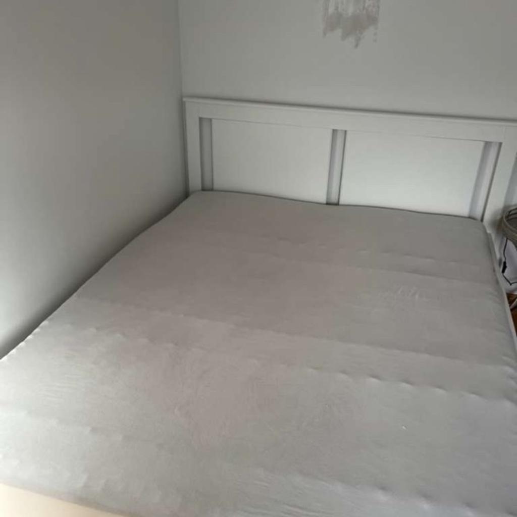 Verkaufe ein neuwertiges Bett (vor 1 Monat gekauft) inkl. Lattenrost und Matratze aufgrund eines Umzuges.

160x200 Liegefläche

Bett ist für den Transport abgebaut und passt gut in einen normalen PKW.