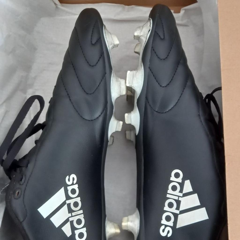 size 10 added addidas football boots,worn once