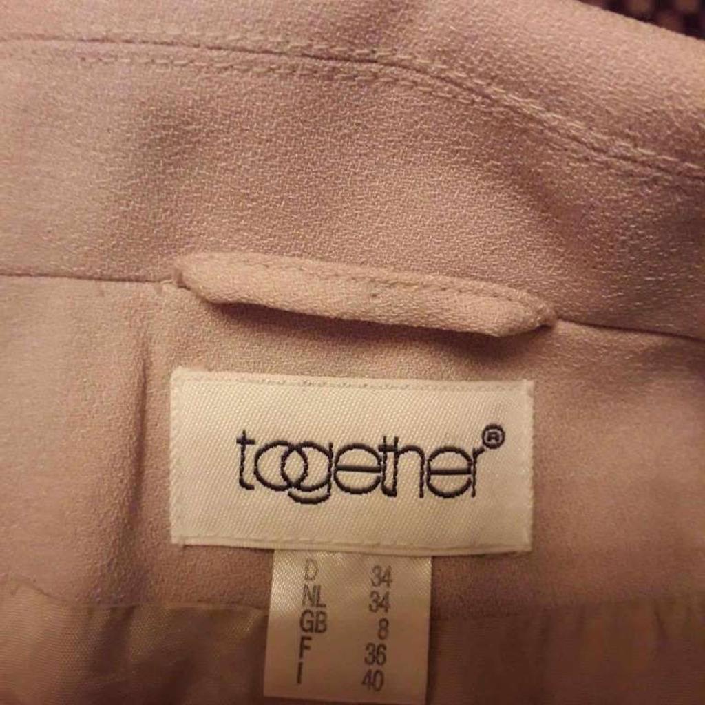 Verkaufe Together Damen Blazer, Größe 38, aus 100 % Polyester, Innenfutter aus 100 % Acetat, mit gehäkelten Besätzen, Gesamtlänge 60 cm, ungetragener Zustand.