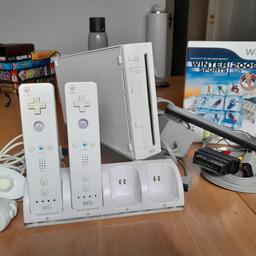 Eine komplette Nintendo Wii mit zwei Remote-Controllern. Die Remote-Controller besitzen ein Akku-Pack mit 2800mAh inkl. Ladeteil für bis zu vier Remote-Controller (nicht Nintendo). Auch dazu zwei nicht Nunchuks (nicht Nintendo).

Bei Interesse sind weitere Spiele und Zubehör vorhanden (z.B. Balance Board).