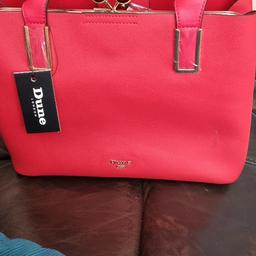 LOVELY DUNE RED HANDBAG WITH PLENTY OF ROOM. NO SHPOCK WALLET THANK YOU 😊 🙏 BARGAIN! THERE IS ALSO A LARGE HANDLE THAT CAN BE ATTACHED. MEASUREMENTS APPROX H 22cm W 30cm