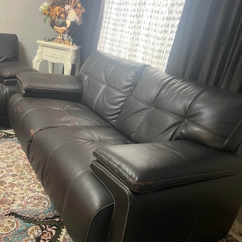Brown leather sofa 3+2 seater both large in good condition no tire or damage apart from some area skin come off from clean dry house no smoke no pet.

3 seater 215cm L..90d. 88h
2 seater 190cm L..90d..88h

You can come to view it before buying
I don’t have transport so you need van to transport it.

Collection from bd50LN
Tel 07561036708
