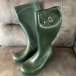 Brand new green men’s wellies size 9

Great for gardening, walking, camping, festivals and anything else where you need to stop your feet getting wet and muddy :)

Cost about £12 
Lad grew out of the size before he could even wear them! Still have the tags