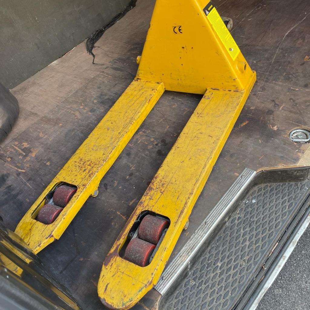 Good work pump truck, can do local delivery there is no offers on this item, these are 300£ brand new.