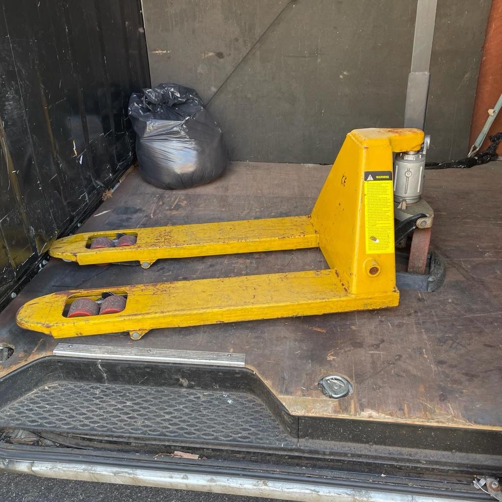 Good work pump truck, can do local delivery there is no offers on this item, these are 300£ brand new.