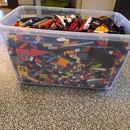 30 l verschiedene Lego Einzelteile zu verkaufen. 
Box nicht inbegriffen