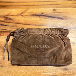 Verkaufe Original Prada Clutch Tasche

Material: Veloursleder
Farbe: Braun
Maße: 34/22