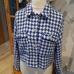 White and Royal Blue
Large Dogtooth woven design
Long Sleeved
Short length jacket
Two breast pockets 
Dazzling white buttons throughout
Brand new with tags