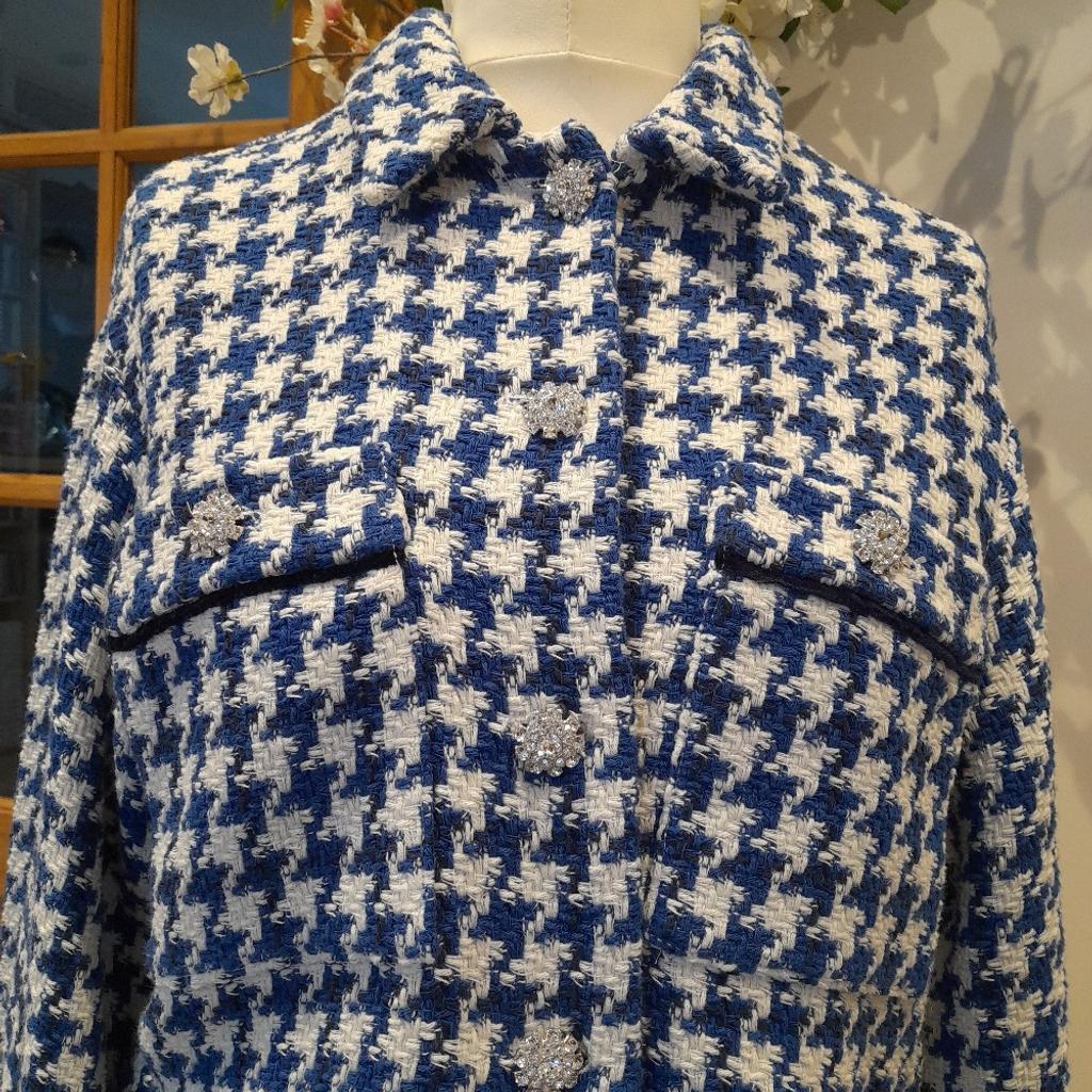 White and Royal Blue
Large Dogtooth woven design
Long Sleeved
Short length jacket
Two breast pockets
Dazzling white buttons throughout
Brand new with tags