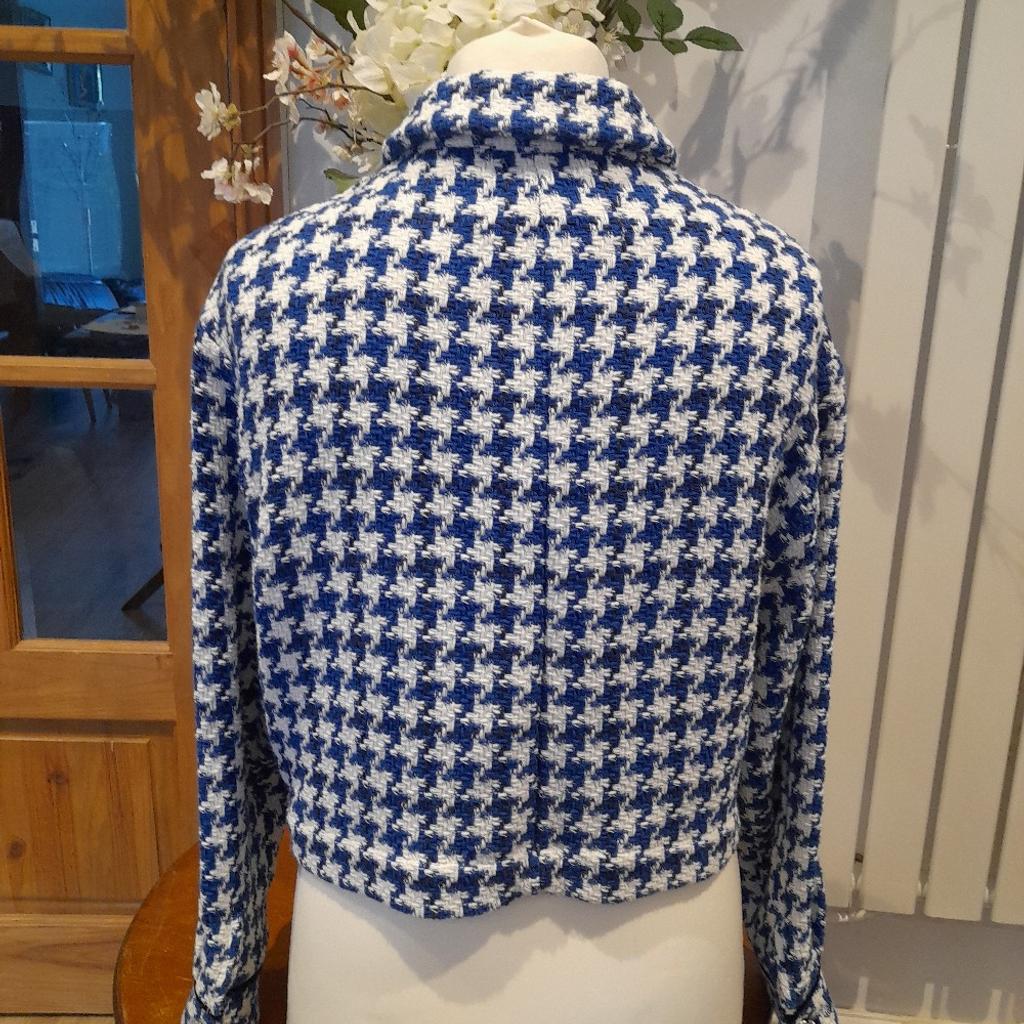 White and Royal Blue
Large Dogtooth woven design
Long Sleeved
Short length jacket
Two breast pockets
Dazzling white buttons throughout
Brand new with tags