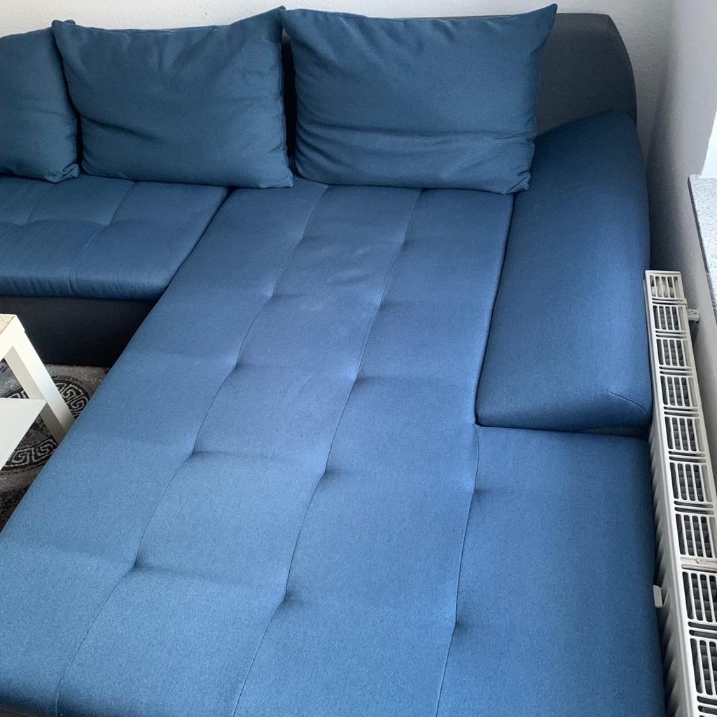 Sofa / Couch mit Bettfunktion

Wie neu, keine Schäden

Mit Staufunktion

3x große Kissen (blau)
1x kleiner Kissen (blau)

2,75m x 1,95m

Preis 399€ VB
Abholung in Köln Vingst
