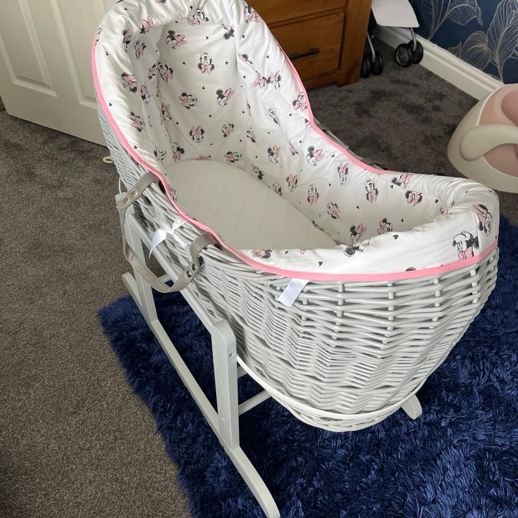 Minnie Mouse Grey Wicker Pod Moses Basket and Kinder Valley Moses Basket Rocking Stand Dove Grey. Cost £94
Excellent condition like brand new. only used a few times as spare. Pet free and smoke free home.