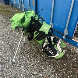 Titleist golf carry bag with stand. Good condition.