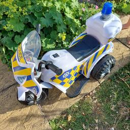 Police motorbike 6V electric ride-on with charger, working condition, 3+.