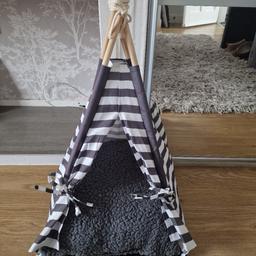 Pet Teepee, excellent condition, ideal for a small pet, 73 cm Height and 42cm width, collection nn5 Northampton, No sphock wallet please.