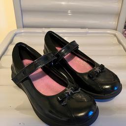 💥💥 OUR PRICE IS JUST £6 💥💥 these will have been around £45-£50 when bought new

Preloved girls school shoes from Clark’s

Size: 11.5E (narrow fit)
Brand: Clark’s
Condition: great condition

Have been buffed with polish and hand washed

Collection available from Bradford BD4/BD5
(Off rooley lane however no shop)

We deliver within reason for fuel costs

We also post if covered (recorded delivery only) we do combine if multiple items are purchased

Sorry no Shpock wallet