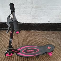 ExDisplay Electric Scooter Razor E90 Pink

Speeds up to 10 mph (16 kmh) with up to 60 minutes of continuous use. Kick start, in-wheel hub motor. Airless, puncture proof front and rear wheel

💥ExDisplay💥

2 wheels.
Anti-slip footplate.
Easy grip handles.
Size H83.6, W32.7cm.
Maximum user weight: 54kg.
Minimal assembly.
12V

💥Check our other items💥