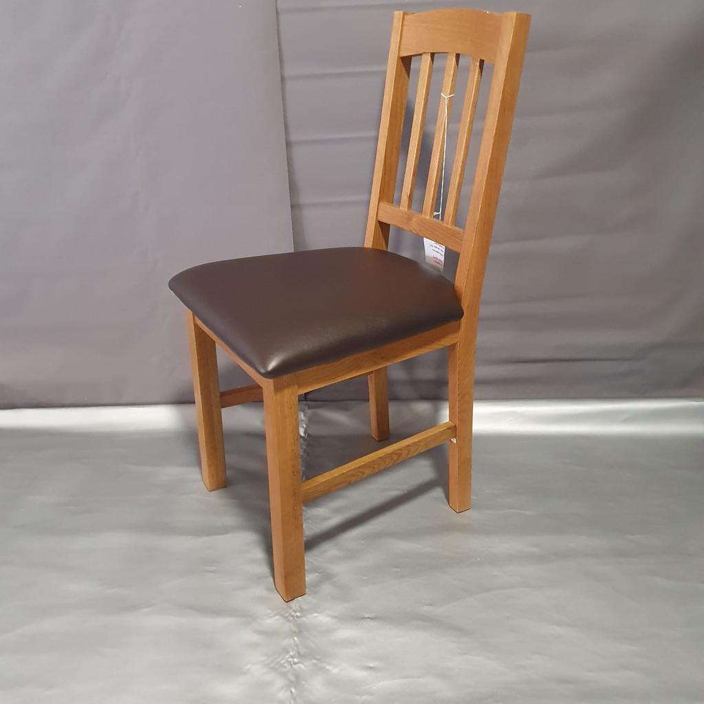 Pair of Solid Oak Slatted Chairs - Oak

💥New/other. Flat packed in the box💥

2 chairs supplied.
Size H91, W44, D50cm.
Seat height 45cm.
Foot rest.
Oak frame with oak legs.
Faux leather seat pad

💥Check our other items💥