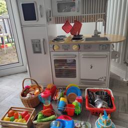 kidkraft kitchen good condition and comes with many accessories (dinner set, play food, blender, toaster, frozen themed cake) the cost of all of these items separately is well over £350.

Dimensions (cm): 105.41 x 44.45 x 102.87
Materials: MDF, Solid Wood, Plastic


