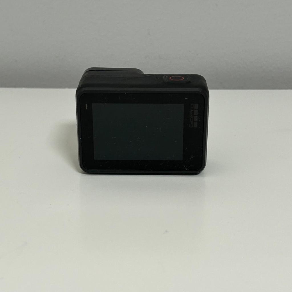 Hallo ich verkaufe meine GoPro Hero 7 Black mit 2 Akkus + Zubehör. Ich habe sie vor 2 Jahren neu gekauft. Sie hat leichte kratzer, funktioniert aber alles einbandfrei.