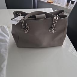 A lovely New Michael Kors bag. It has shoulder straps and across the shoulder strap. Authentic and with Label still attached.
It also has a protection bag to keep it clean.
£90 O.N.O.
Collection Only