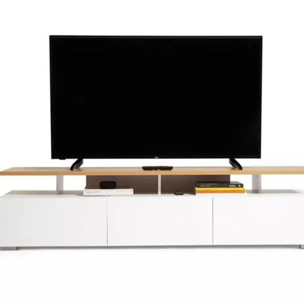 Habitat Floating Large 180cm TV Unit - White

🔶New/other. Flat packed in the box🔶

Made from foil faced chipboard with a wood effect finish.
Size H 45, W 180, D 41.2cm.
Weight 50kg.
3 drawers with metal runners.
2 media storage sections.
Largest height of media equipment sections 12.3cm.
Easy cable access.
Suitable for screen sizes up to 75in.
Maximum weight of TV 40kg

🔶 Check our other items🔶