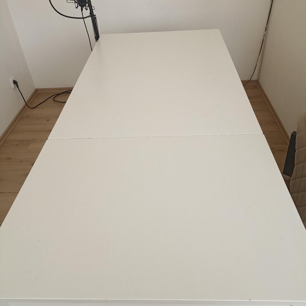 IKEA EKEDALEN Ausziehtisch

Das Verlängerungselement lässt sich leicht einschieben, um den Tisch von 4 auf 6 Sitzplätze zu erweitern, und ebenso leicht wieder entfernen und unter der Tischplatte verstauen.