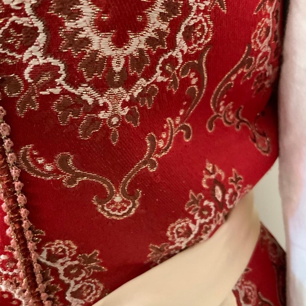 Klassisches, langes Brokat „STRÄSSER TRACHTEN“ Dirndl mit beiger Schürze aus den 60er / 70 er Jahren;
2 Blusen:
- beige 1/2-Arm Bluse mit Wollborte,
passend zum Vorbinder (100% Polyester);
- weiße 3/4-Arm Bluse (100% Baumwolle);
Rotes Kleid mit glänzenden Gold-Faden Ornamenten durchbrochen durchwebt;
Reißverschluss Mieder mit Prunkknöpfen;
60% Viskose, 30% Polyester, 10% Lurex, Lochfrei, sehr gut erhaltener Zustand

Bitte Maße beachten:
- einfache Brustweite: 53 cm,
- Brustumfang: 102 cm,
- Taillenumfang: 86 cm,
- Gesamtlänge: 152 cm;

Auch#: Strasser, Straßer, Braut, Brautkleid, Hochzeitskleid, Hochzeitsdirndl, Festtagsdirndl, Festdirndl, Balkondirndl, Balkonettdirndl, Balconette, Tracht, Trachtenmode, Landhaus Mode, Landhausmode, Country Style, Rare True Vintage, Retro, Nostalgie aus Omas Zeiten, Mid Century, Midcentury, oldschool, old fashioned, altmodischer Chic, before y2k, Rarität,

Privatverkauf - keine Rücknahme, Garantie oder Gewährleistung - siehe Bild
*Intern:EBTJ