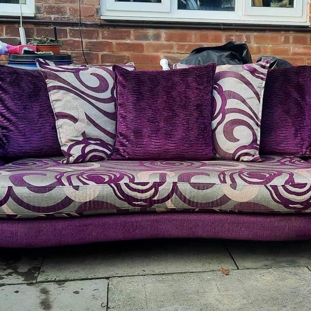 Excellent condition sofas, includes 3 seater and a cuddle chair.

Clean, no rips or damages.

Measurements:
225x100cm , 165cmx100cm

Collection in WV10 or Delivery available with van man for xtra (send postcode for quote).