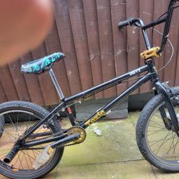 TOXIC BMX BIKE

20INCH BIKE
BMX FOR STUNTS AND TRICKS
ADDITIONAL STUNT PEGS
BOTH BRAKES WORK REALLY WELL
FEW SCRATCHES AND MARKS LIKE SEEN IN PICTURES BUT BIKE FUNCTIONS PROPER

OPEN TO ANY OFFERS