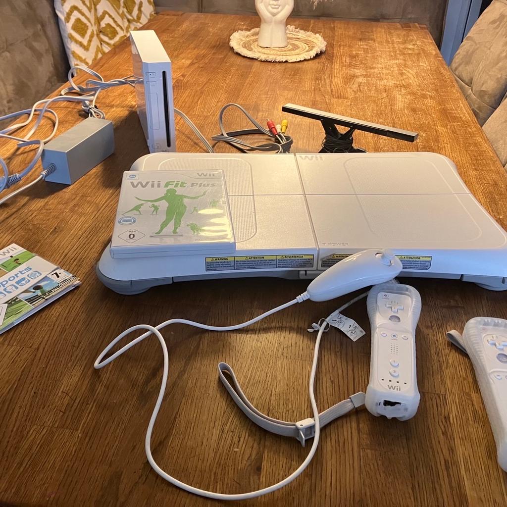 Verkaufe Wii mit 3 Konsolen, Sportboard und 2 Sportspiele!
Wie neu!Alles für nur 75€