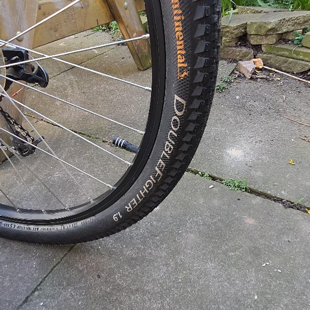 OFFERS WELCOME.
Specialized
Hardrock MTB
Disc breaks
21 Gears

Adjustment knob needs replacing for forks, but cheap and easy replacement. (shown in last pic)