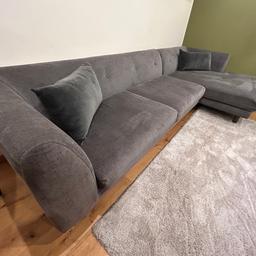 Biete unsere schöne Couch an, die wir leider verkaufen, da wir nach Amerika ziehen. Der Stoff ist sehr pflegeleicht. Wir haben die Couch seit 2,5 Jahren.