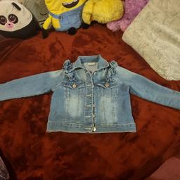 lovely denim jacket frilly shoulders from matalan,age 7,only got wore for a few hours as skiped this age range fast,(all money gone to replacing my daughter with cloths that fit her) will combine posted coat if bought more items together,will be pick up Leeds 12,or will be 2nd class recorded for £3.00.thank u will be uploading loads more 😀