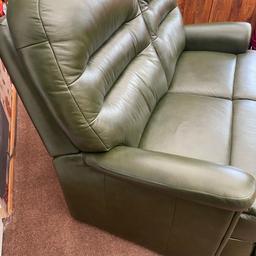 Leather settee with 2 recliners.settee doesn’t recline. Chairs recline forward and backwards . 4 years old in fab condition collection only Edwinstowe no couriers . Viewing is welcome