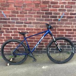 Good condition Forme Black Rocks mountain bike with 11 speeds with trigger shifter, 44cm frame and 29 inch wheels.
It comes equipped with front suspension, hydraulic disc brakes and hydraulic adjustable seat, great for riding on all terrain.