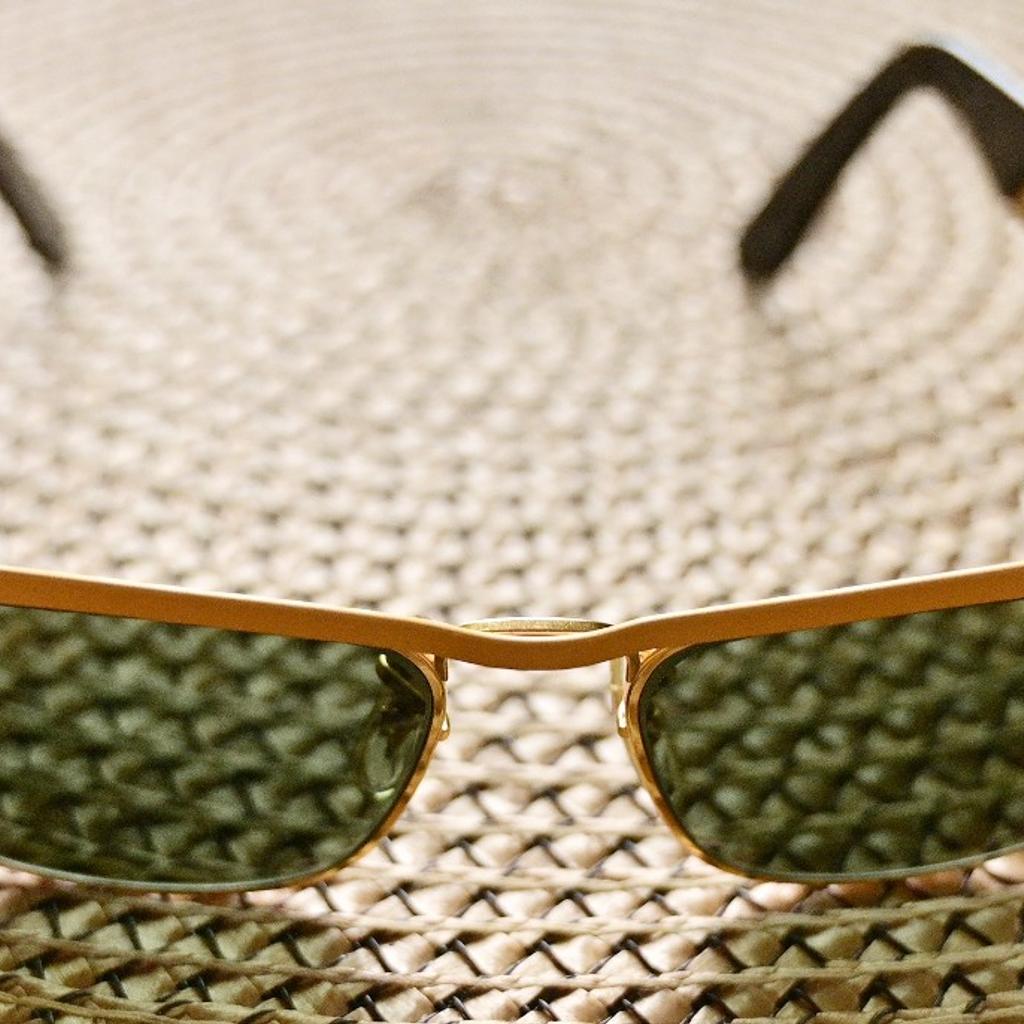 Verkaufe aus Familienbesitz kaum getragene Sonnenbrille von Ray Ban.
Sie hat keine Gebrauchsspuren und die Gläser sind tip top, ohne Kratzer.

WAYFARER (USA): der Ray-Ban

Klassiker aus Metall

zeitlos klassisch mit Bausch&Lomb Mineralgläsern (100% UV)

matt gold lackierter, stabiler Rahmen (Top Qualität)

absolut neuwertiger Zustand

Retrobrille, 80er USA-ORIGINAL

original Name: Wayfarer DELUXE

Metal, W1309, G15