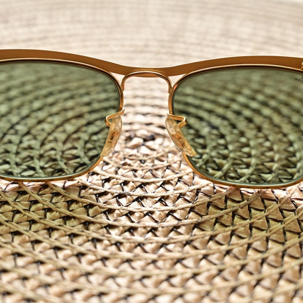 Verkaufe aus Familienbesitz kaum getragene Sonnenbrille von Ray Ban.
Sie hat keine Gebrauchsspuren und die Gläser sind tip top, ohne Kratzer.

WAYFARER (USA): der Ray-Ban

Klassiker aus Metall

zeitlos klassisch mit Bausch&Lomb Mineralgläsern (100% UV)

matt gold lackierter, stabiler Rahmen (Top Qualität)

absolut neuwertiger Zustand

Retrobrille, 80er USA-ORIGINAL

original Name: Wayfarer DELUXE

Metal, W1309, G15